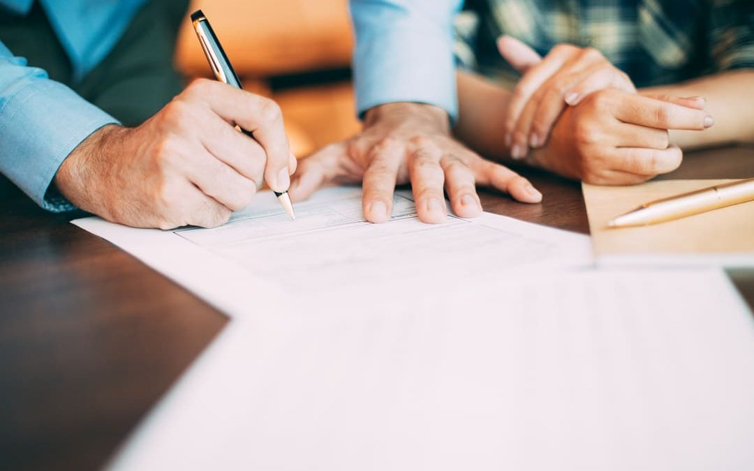 Contrato millonario con traductor jurado